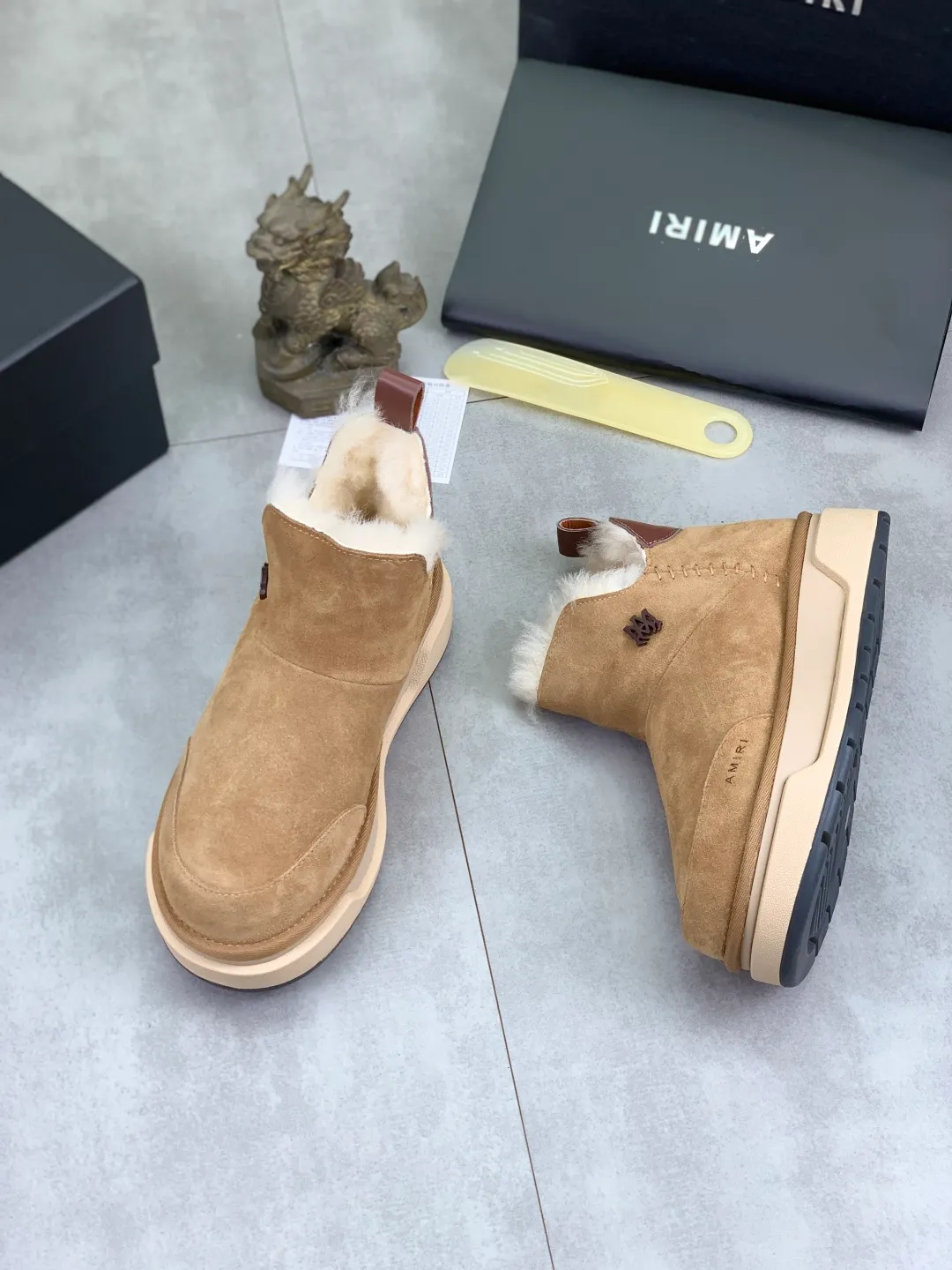 Men's shoes 💰P520 New high-quality fur-integrated Amiri Emile new winter wool shoes MA-1 wool shoes Amiri gave up the rock punk style in the new season. It uses a lot of unsaturated colors, Morandi tones, whether you see or wear them, it will make people very happy. The large tongue of the bread shoes continues, shortens the length of the shoe body, thickens the midsole, and the toe part is more rounded. Amiri's brand letters and MA logo appear on the side of the shoe. Fabric: Original custom imported first-layer frosted cowhide + real wool lining. Outsole TPU material. Bottom thickness 4CM. Color: three colors available. Size: #女 models 35-40